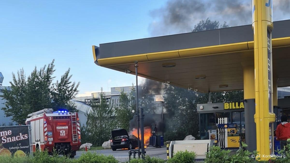Fahrzeugbrand bei Tankstelle