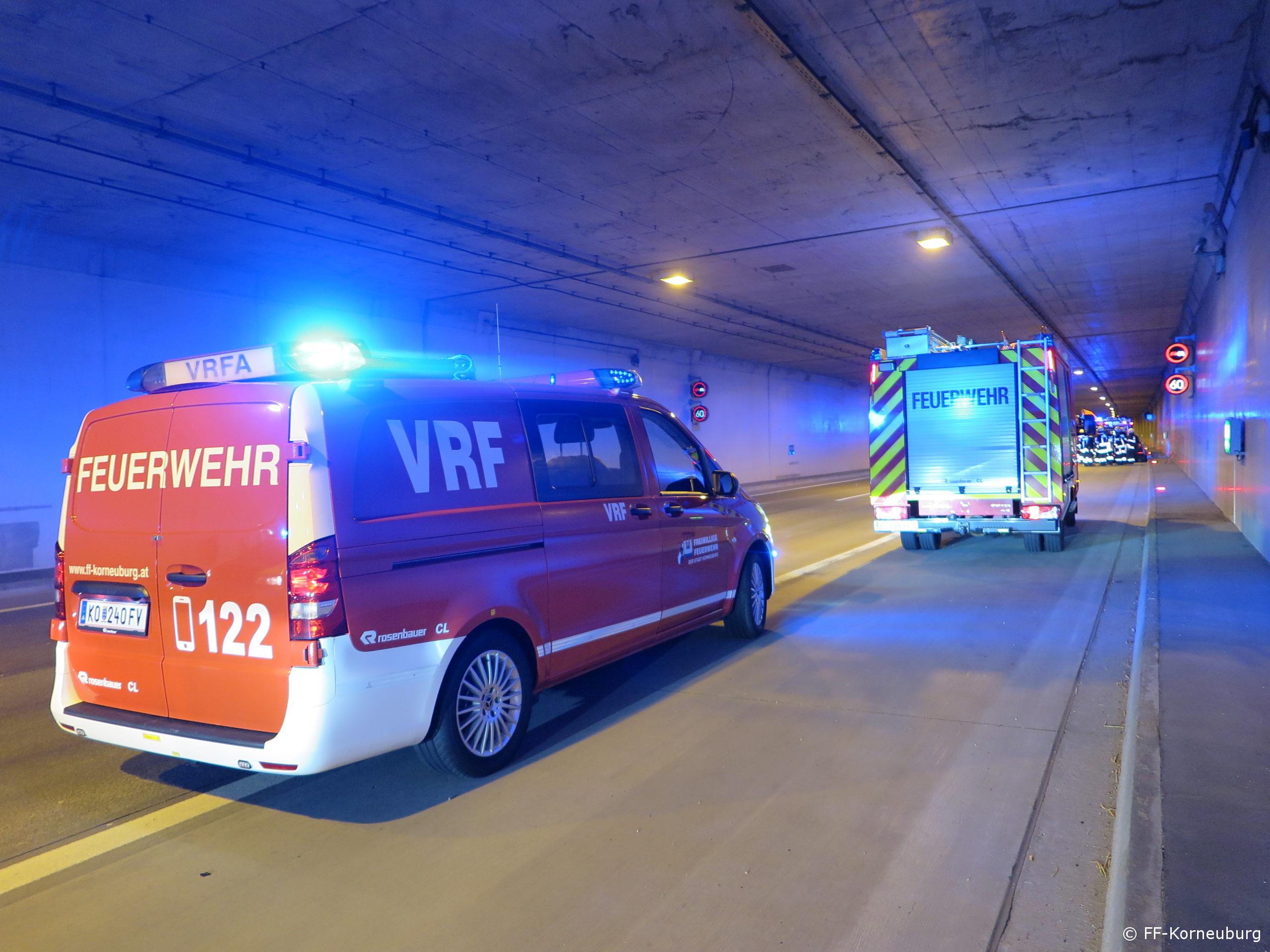 Verkehrsunfall im Tunnel Stetten – PKW am Dach