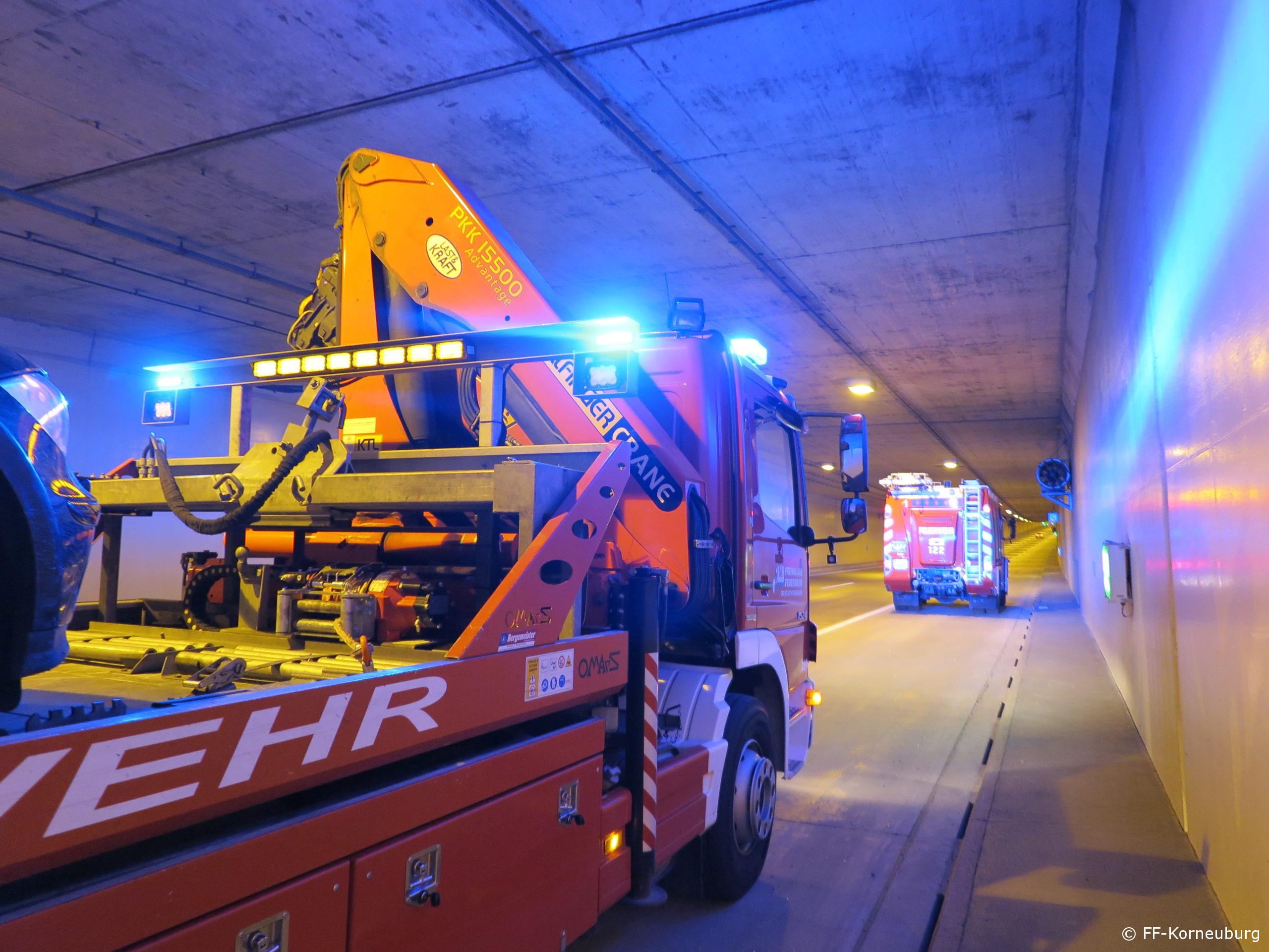 Fahrzeugbergung im Stettentunnel – PKW kollidierte mit Tunnelwand