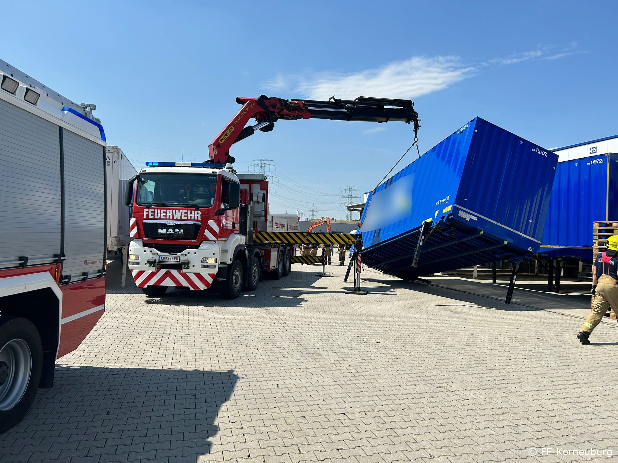 Umgekippter Logistik-Container in Tresdorf
