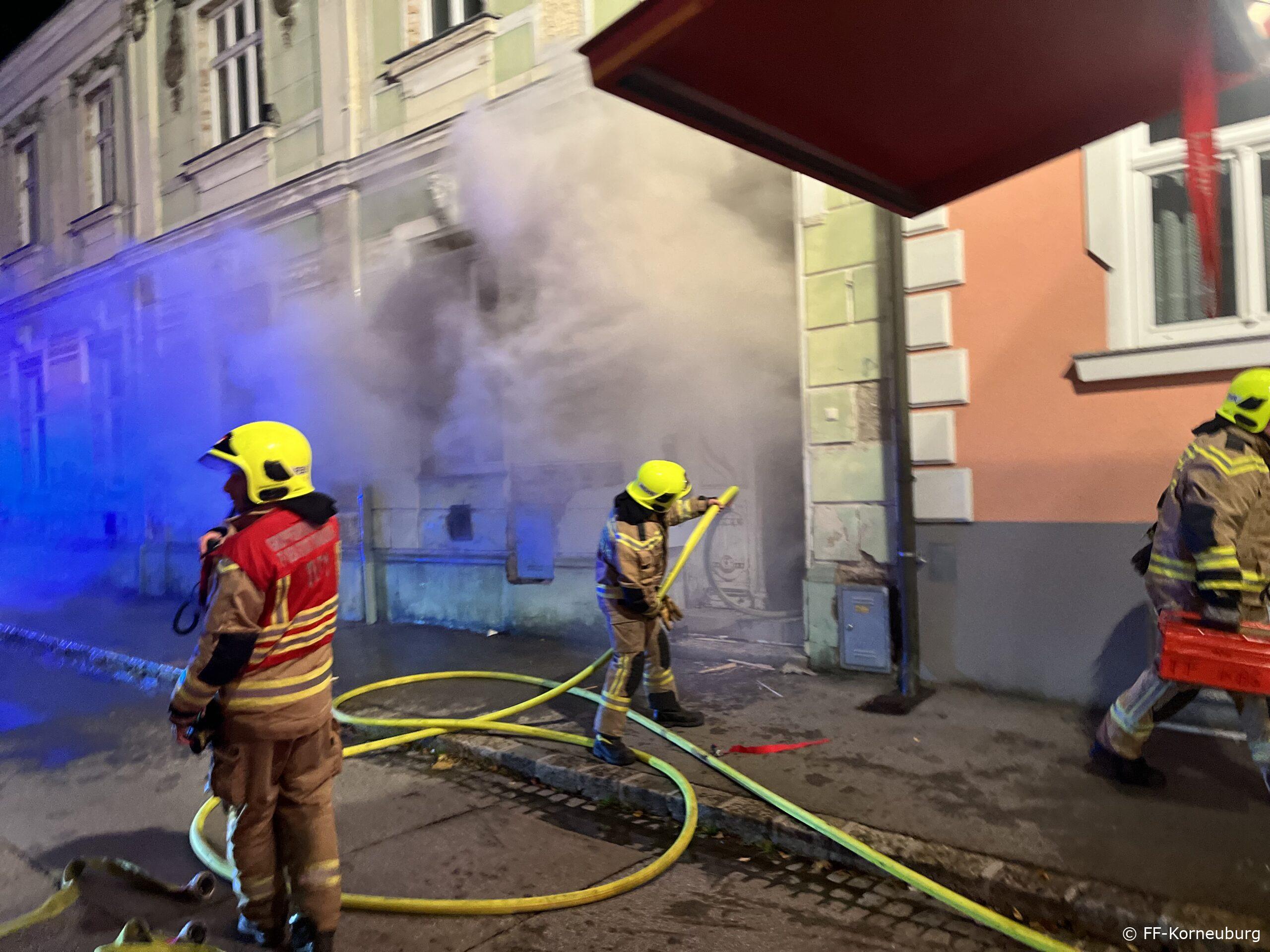 Polizei ermittelt! Wohnungs- und Fahrzeugbrand in Korneuburg.